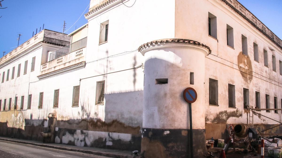 En cuartel de Alcoy en una imagen de 2018, cuando estaba siendo adecentada la fachada. La factura tiene fecha del 2 de octubre de 2016.