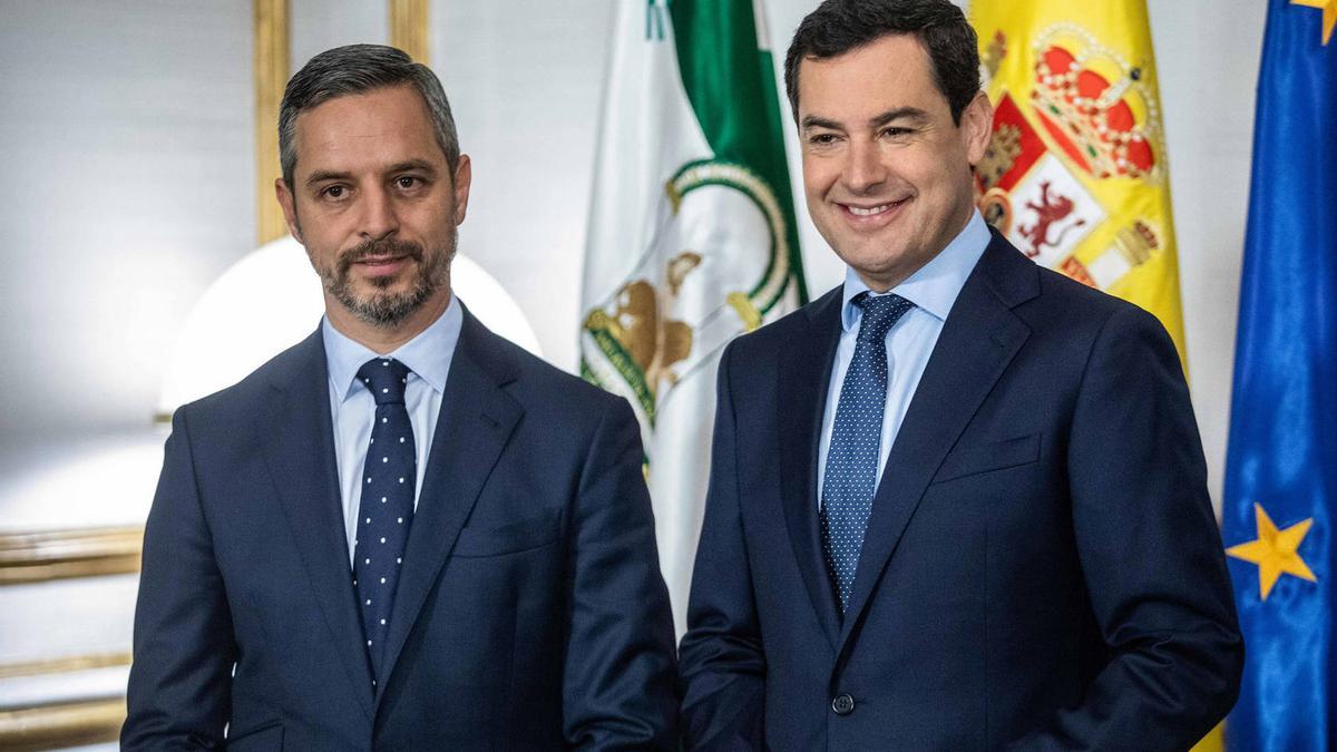 El consejero de Economía, Juan Bravo, y el presidente andaluz Juanma Moreno.