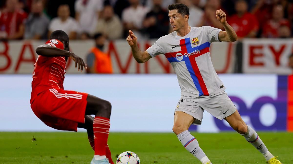 Robert Lewandowski y Dayot Upamecano en el duelo que enfrentó al Barça y al Bayern en Champions League en el curso 2022/23