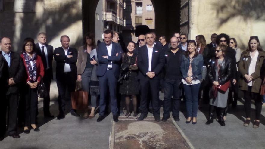 Un instante del minuto de silencio en la Plaça de Baix