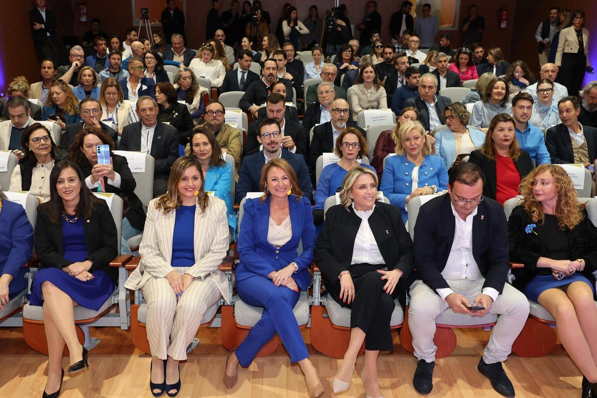 Carrasco, junto a la presidenta de la Diputación Provincial, Marta Barrachina, la concejala de Turismo y otros representantes políticos y de diferentes sectores de Castelló.