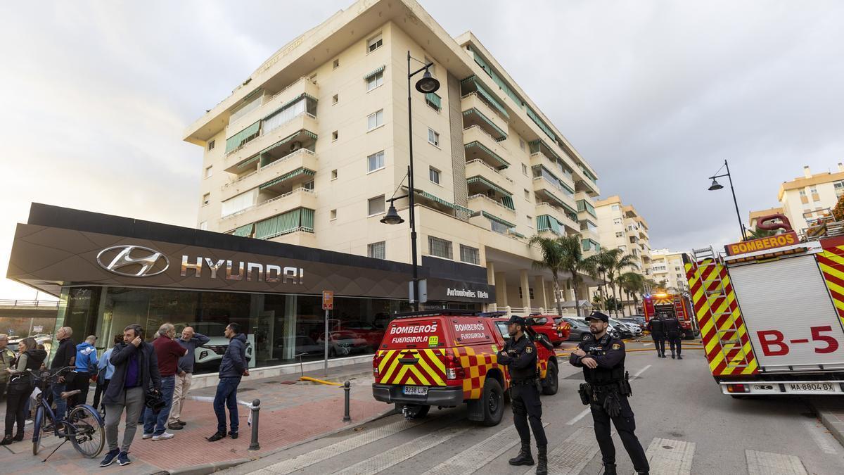 La calle cortada, con el edificio donde se produjo el incendio.