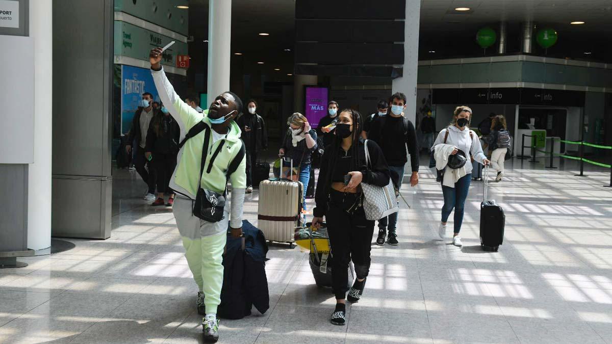 Turistas ingleses a su llegada al aeropuerto de Barcelona-El Prat