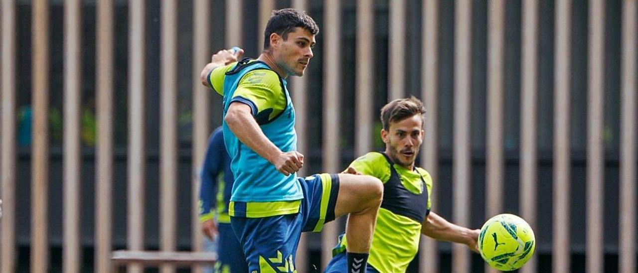 Sergio Ruiz, con peto azul, en acción junto a Eric Curbelo en un entrenamiento esta semana. |