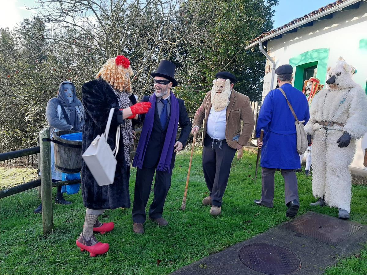 Los Aguilandeiros de San Xuan de Villapañada recorren los pueblos de Grado entre ceniza y bailes