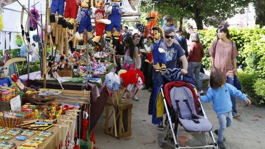 Puestos de marionetas en el mercadillo.