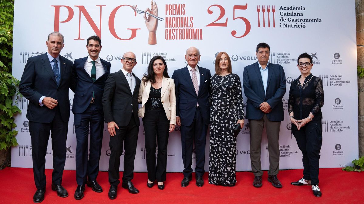 De izquierda a derecha, el académico Joan Font, los galardonados Moha Quach, Marc Gascons y Mónica Ramírez, el presidente de la Acadèmia Catalana de Gastronomia i Nutrició, Carles Vilarrubí, la también premiada Montse Serra, Àlex Puig (hermano de Fermí Puig) y la chef y académica Carme Ruscalleda.