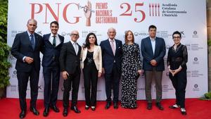 De izquierda a derecha, el académico Joan Font, los galardonados Moha Quach, Marc Gascons y Mónica Ramírez, el presidente de la Acadèmia Catalana de Gastronomia i Nutrició, Carles Vilarrubí, la también premiada Montse Serra, Àlex Puig (hermano de Fermí Puig) y la chef y académica Carme Ruscalleda.