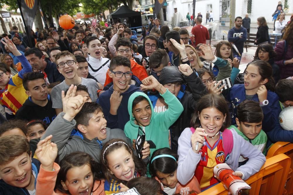 Zaza y Rodrigo con los aficionados en Requena