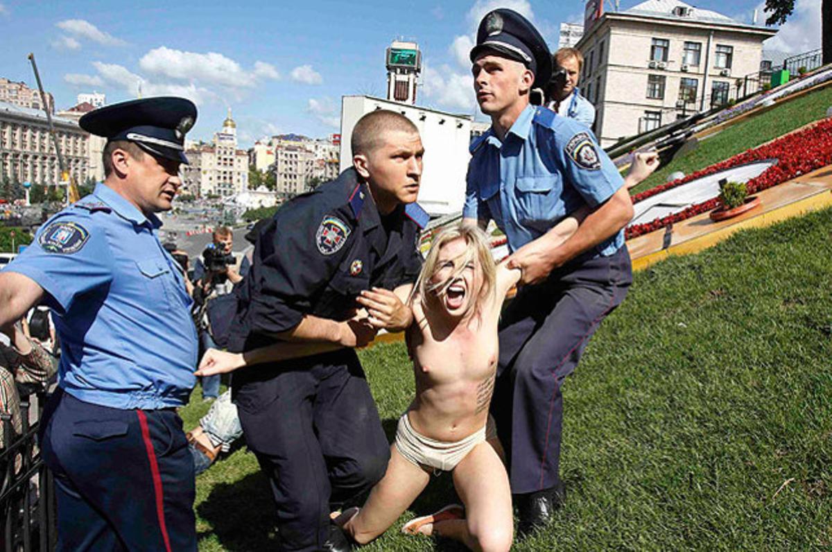 Agents de la policia ucraïnesa detenen una activista del grup feminista Femen, en una protesta contra la prostitució durant la UEFA Euro 2012, a Kíev.