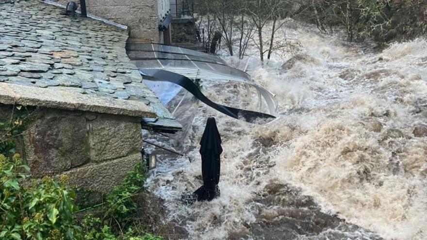 El desbordamiento del río Arenteiro destroza la terraza del bar Muíño das Lousas