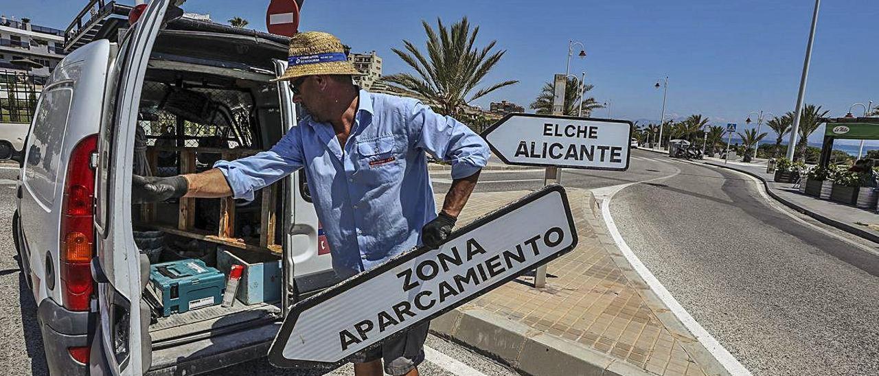 La falta de señalización y Policía impide el control del aparcamiento en Arenales