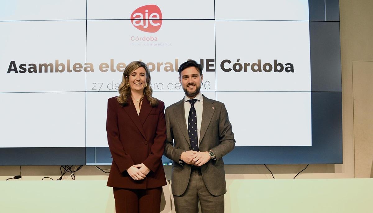 Esther Capitán, nueva presidenta de la Asociación de Jóvenes Empresarios (AJE) de Córdoba, junto a Víctor Macías, a quien Capitán releva en el cargo.
