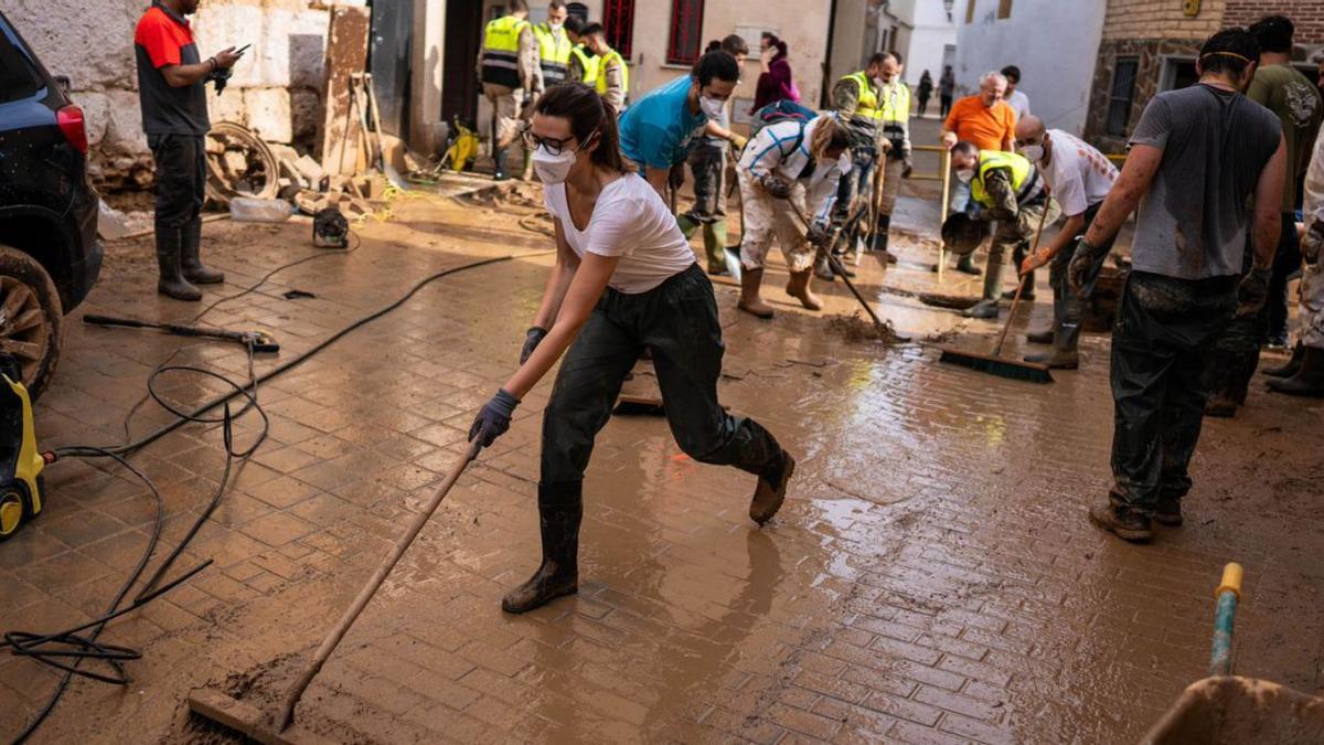 Diverses persones, traient fang del carrer a Xiva.