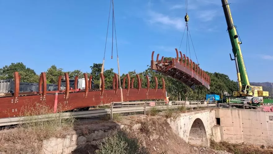 VÍDEO | Instalan una pasarela de 36 metros entre Sa Pobla y Crestatx para cruzar el torrente de Sant Miquel