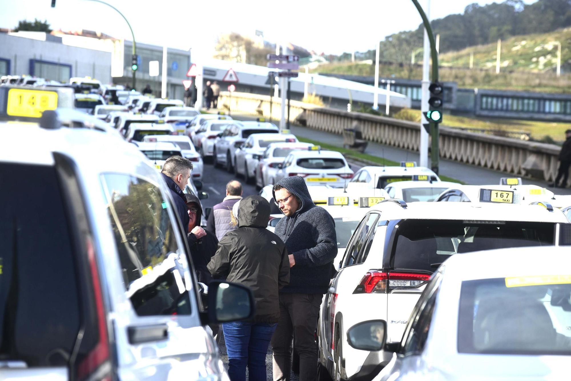 Protesta de taxistas en A Coruña por el encarecimiento de las pólizas de seguro