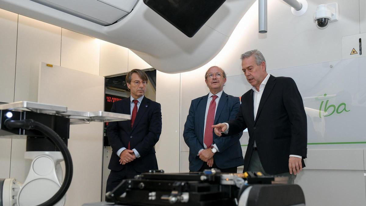 Corgos, Daniel Calleja Crespo y Gómez Caamaño, este jueves, durante la visita al Centro de Protonterapia de Galicia.