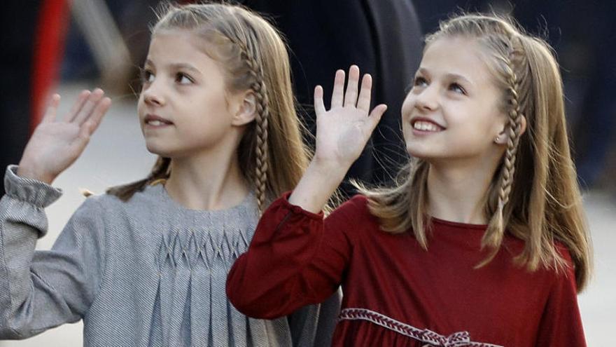 La infanta Sofía, a la izquierda, con su hermana Leonor.