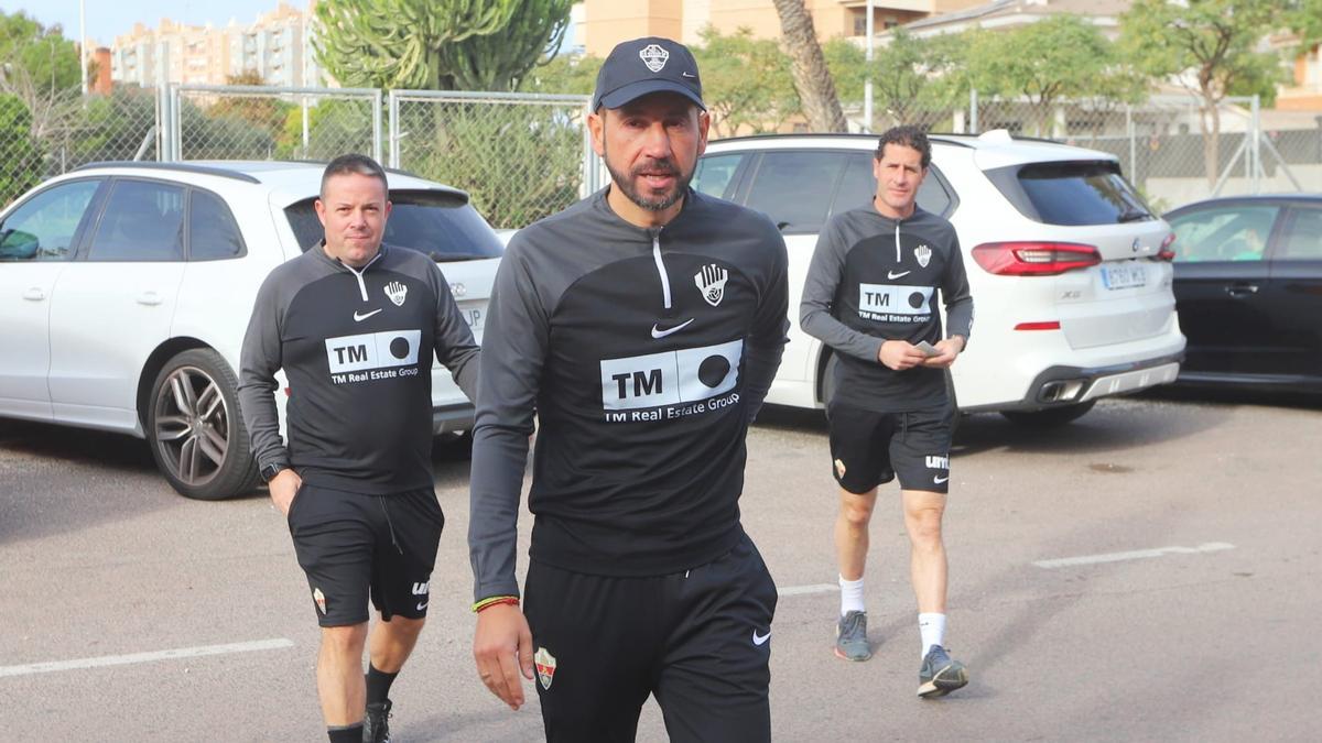 Pablo Machín llega al Díez Iborra, junto a sus dos ayudantes, para dirigir su primer entrenamiento con el Elche