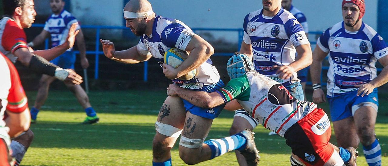 Un jugador del Belenos, con el balón, durante un partido del equipo avilesino en el Muro de Zaro. | Mara Villamuza