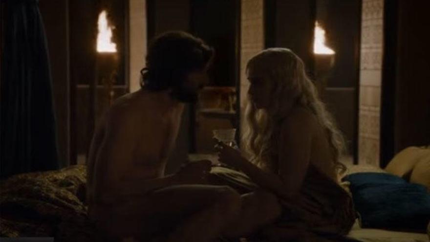 Daenerys Targaryen y Daario Naharis, en un momento de la serie