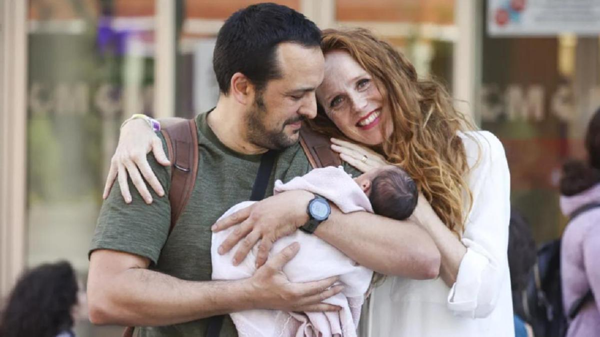 María Castro junto a su marido y la pequeña de la casa