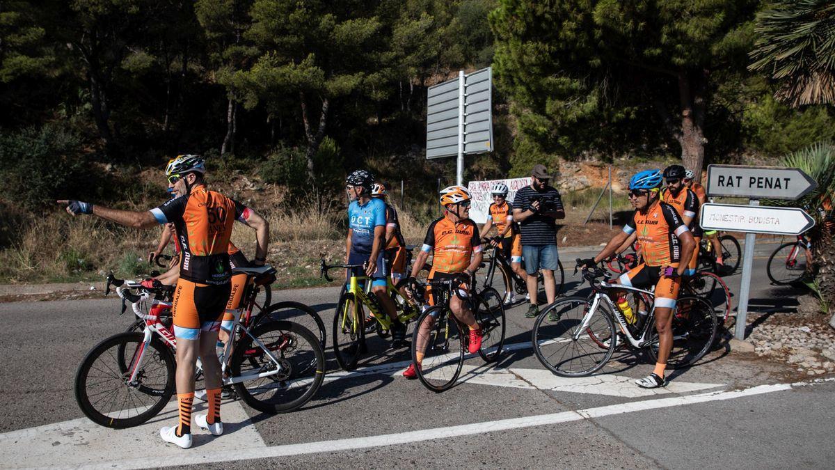 Integrantes del Club Ciclista Rubí homenajean a sus dos compañeros fallecidos en el atropello mortal de Barcelona..