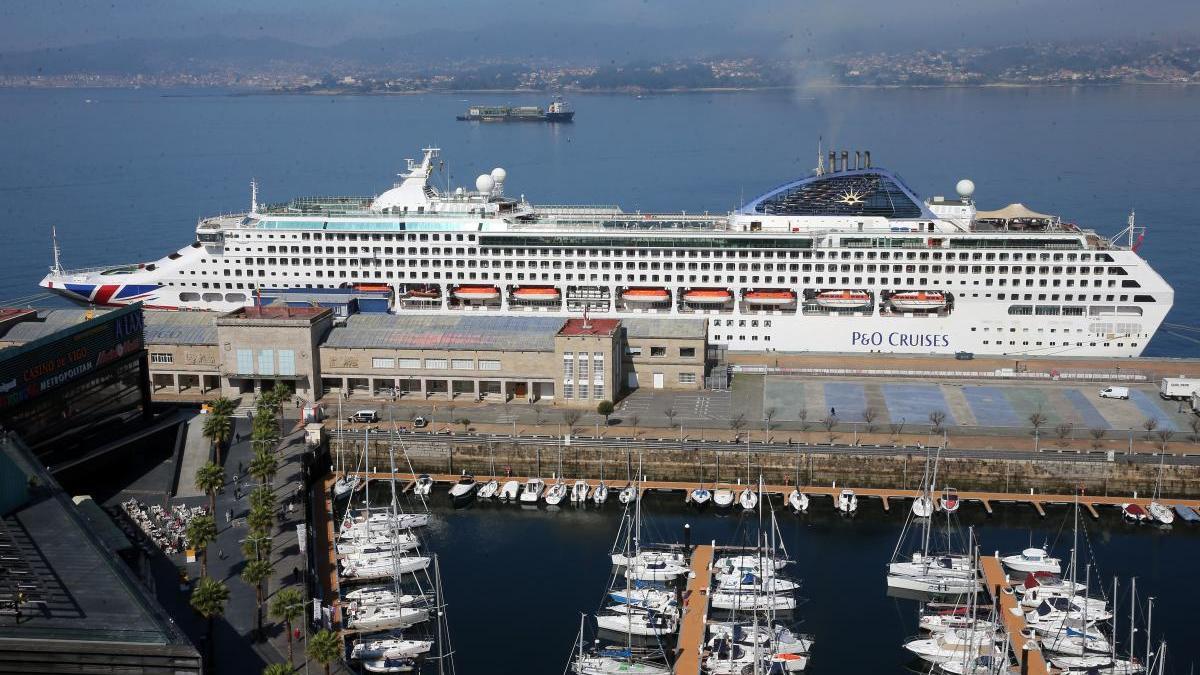 Un crucero atracado en el Puerto de Vigo // Marta G. Brea