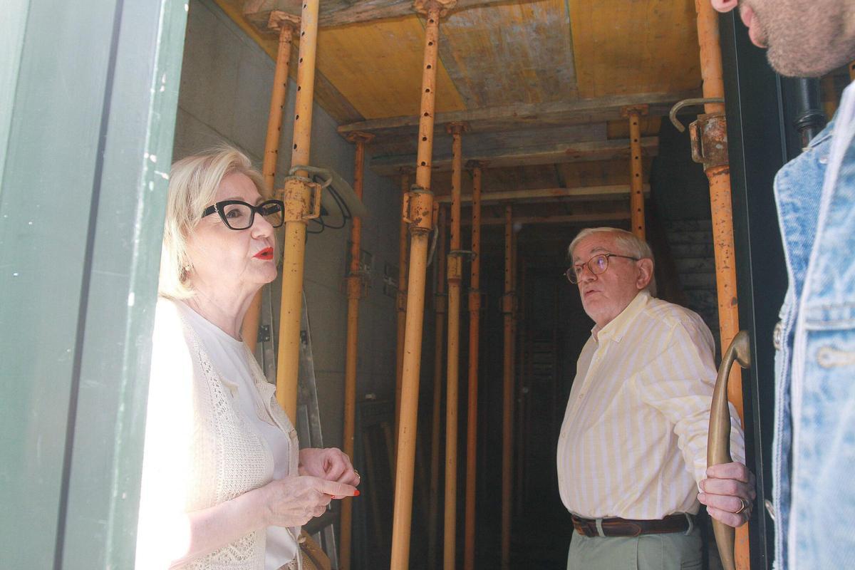 Esperanza y Francisco, en el portal apuntalado por seguridad para permitir la vuelta a casa.