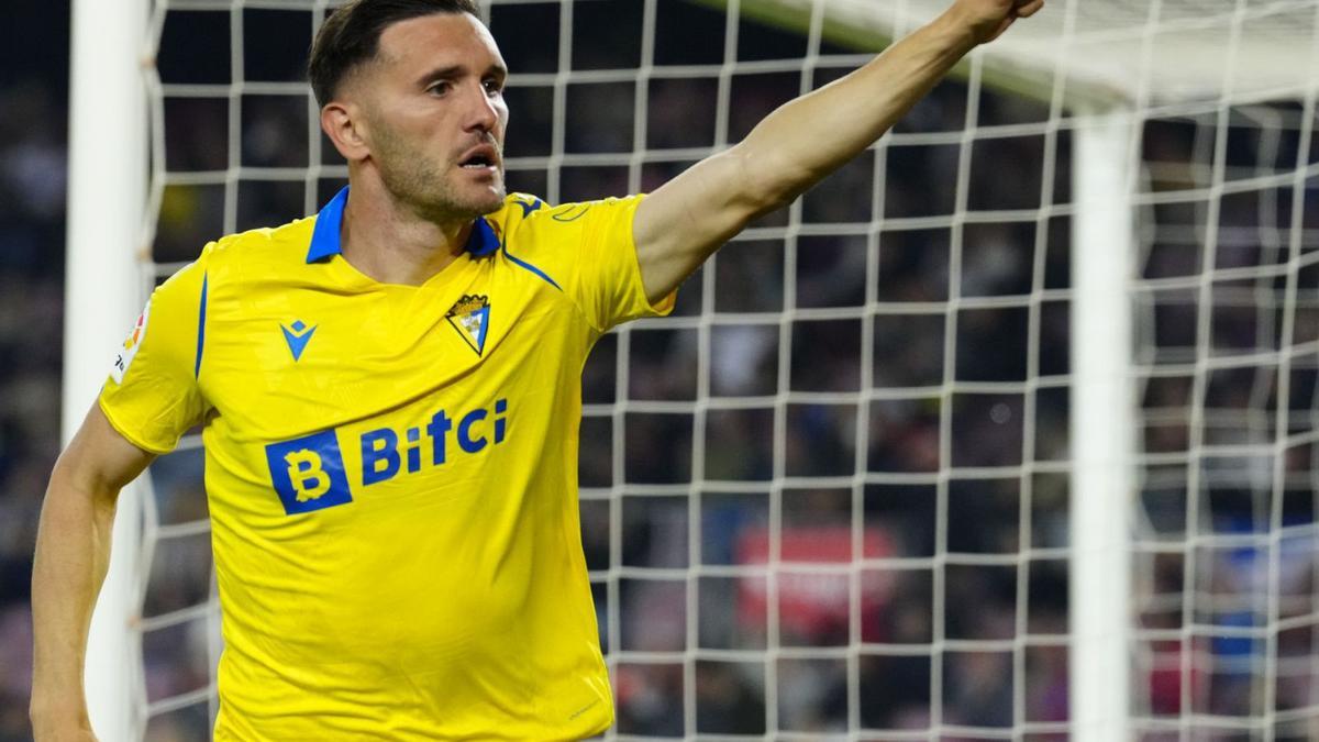 Lucas Pérez celebra un gol hace unos meses con el Cádiz en el Camp Nou. |  // ENRIC FONTCUBERTA