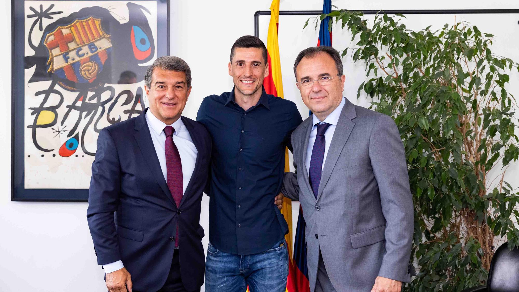 Carlos Ortiz, junto a Joan Laporta y a Aureli Mas