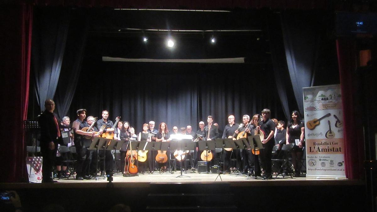 La Rondalla i Cor L’Amistat al término de su actuación.