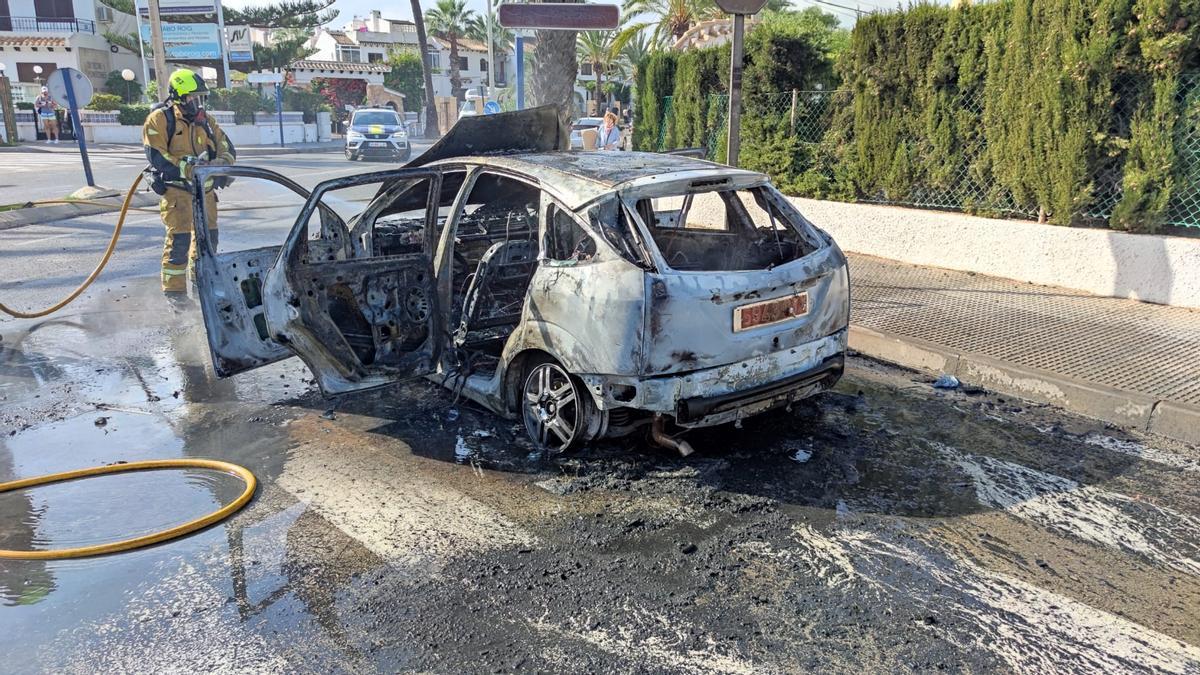 Un incendio calcina un vehículo en la avenida del Cabo de Cabo Roig (Orihuela Costa)