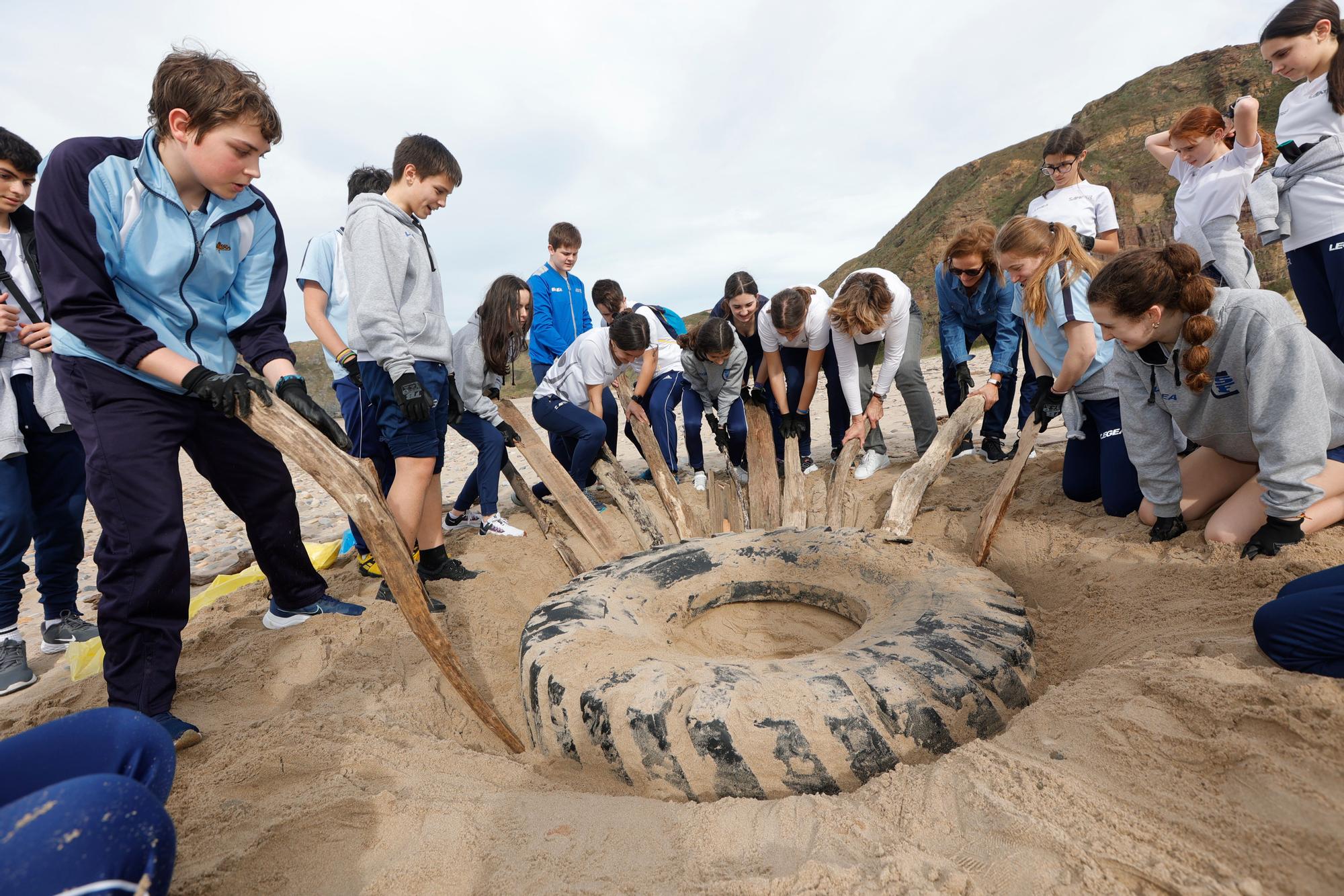 EN IMÁGENES: alumnos del colegio San Fernando limpian la playa de Xagó