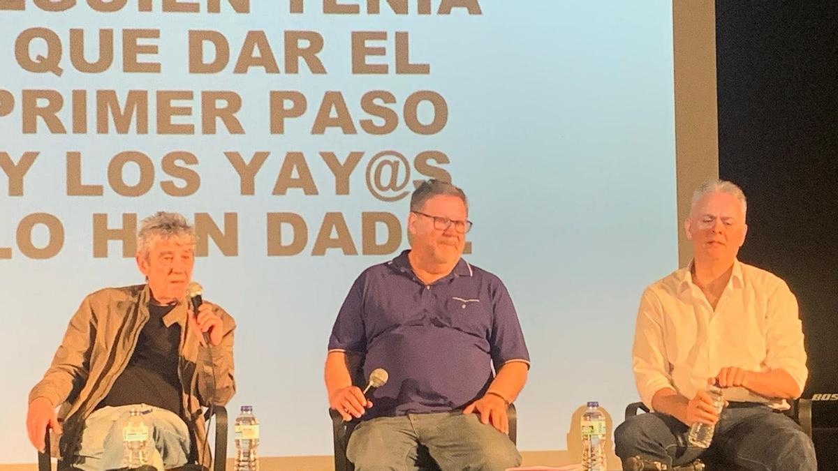 Alejandro García, profesor jubilado de la UMU, Joaquín Sánchez, cura y activista social, moderador del acto, y Héctor Illueca, profesor de la Universidad de Valencia.