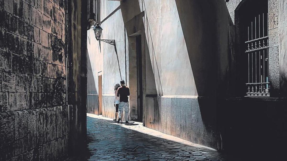 LA FOTO CONTADA | Un amor mundialista: Una pareja conversa en un portal de Palma