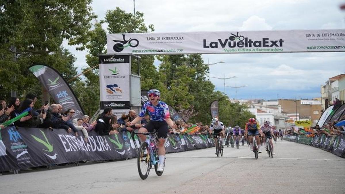 La italiana Chiara Consonni cruza la meta en primera posición.