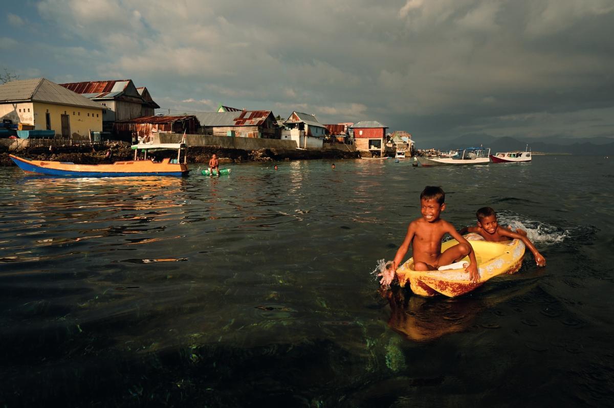 Niños Bajau juegan junto a su aldea.