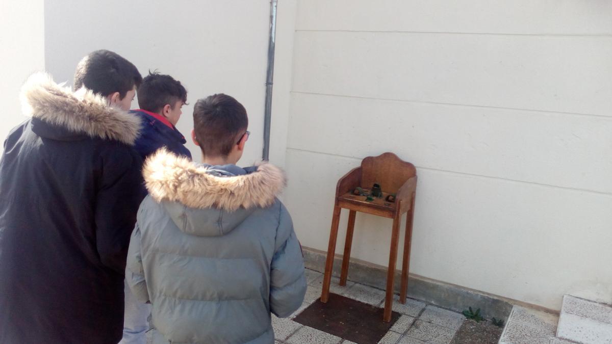 Un grupo de alumnos pone a prueba su puntería con el juego de la rana, uno de los preferidos por los estudiantes.