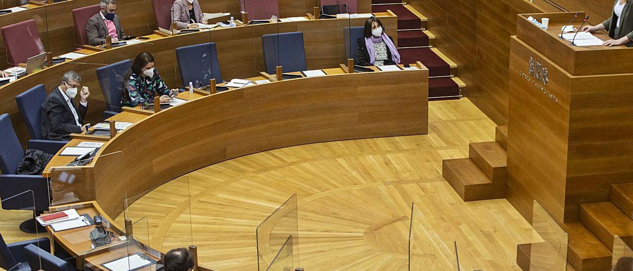 Pleno de las Corts del pasado mes de abril con los diputados portando la mascarilla. | GERMÁN CABALLERO