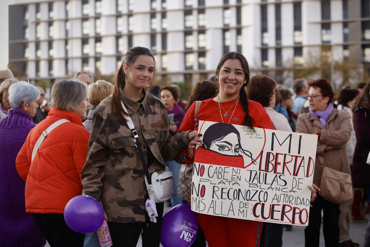 25N Concentración de la Plataforma Cordobesa contra la Violencia a las Mujeres. Plaza de las Tres Culturas