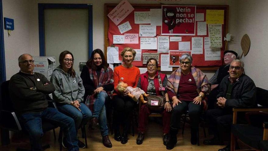 Siete de las personas que mantienen el encierro en el paritorio del hospital de Verín. // Brais Lorenzo