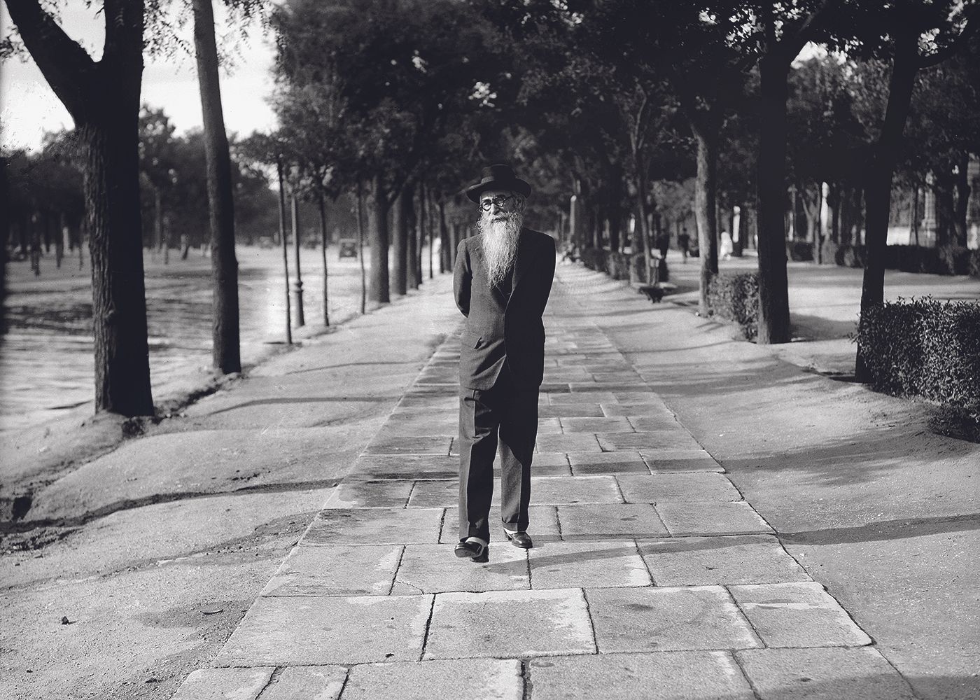 Ramon Maria del Valle Inclán Paseando por Recoletos. Madrid 1930 ©Alfonso. Vegap, Madrid, 2021.jpg