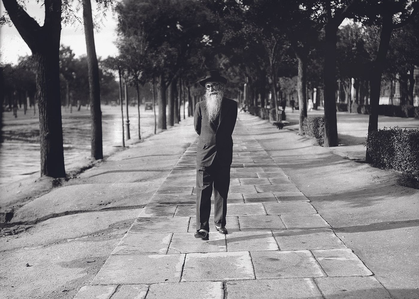 Ramon Maria del Valle Inclán Paseando por Recoletos. Madrid 1930. 