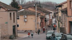 Dos niños corretean por una de las calles de Hontanares de Eresma, el pueblo más joven de España.