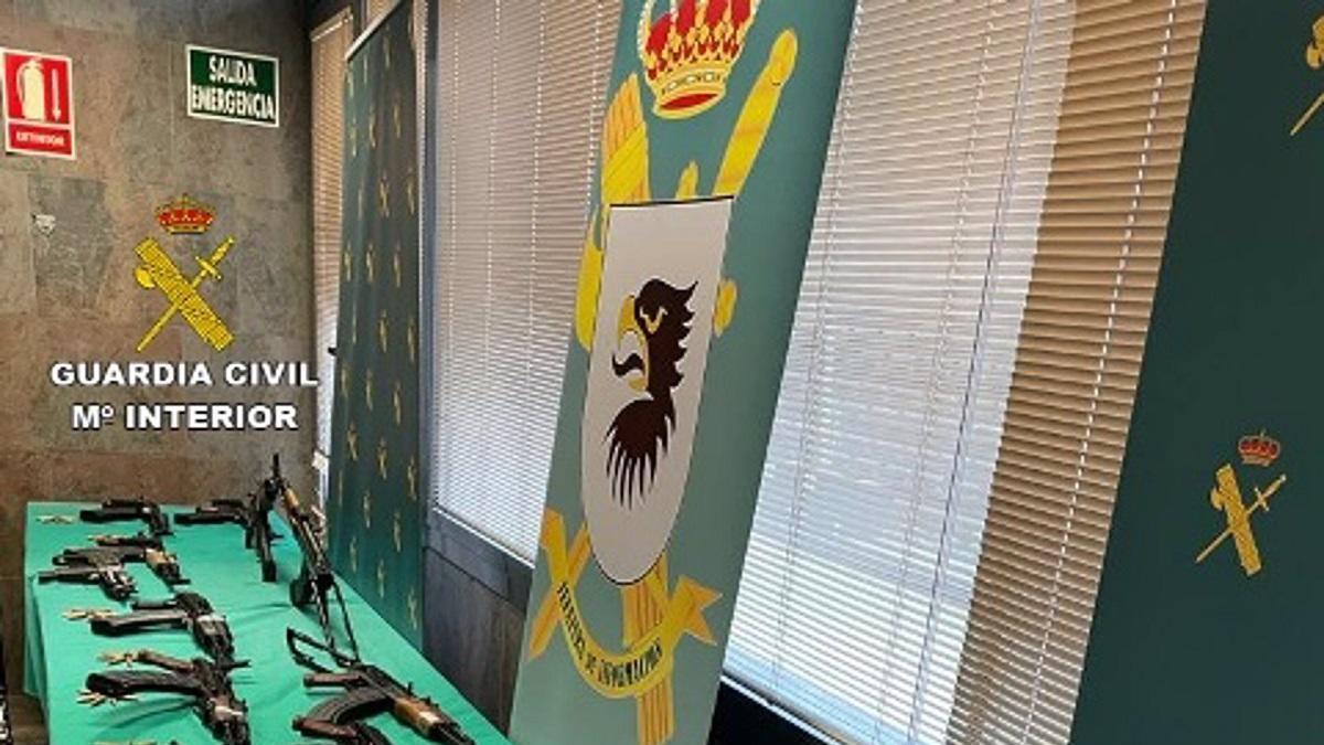 Arsenal de armas del narcotráfico  intervenido por la Guardia Civil en Málaga en una operación con tres detenidos.