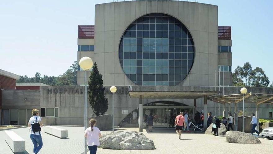 El Hospital Comarcal do Salnés, que durante el verano tiene cerrada la tercera planta de hospitalización. // Iñaki Abella