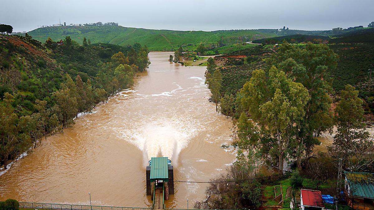 Embalse Agrio en la localidad sevillana de Aznalcóllar aliviando agua.