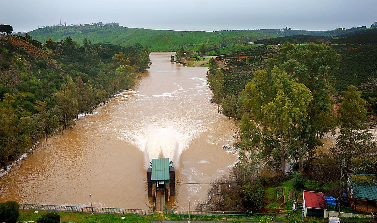 Embalse Agrio en la localidad sevillana de Aznalcóllar aliviando agua.
