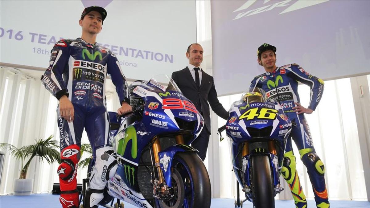 Meregalli, con Rossi y Lorenzo en la presentación del Team Yamaha 2016